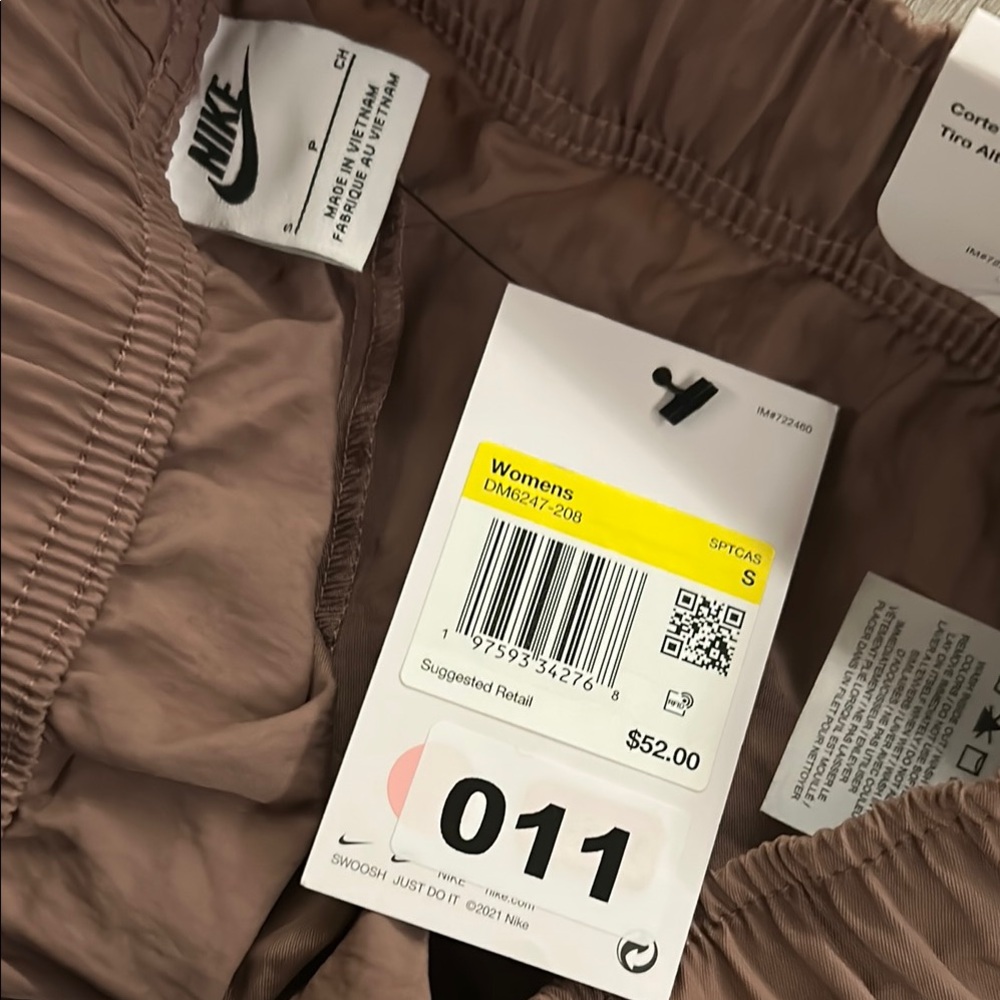 Nike Sportswear Essential Woven Cargo Shorts High Rise Brown Womens S - Picture 3 of 3